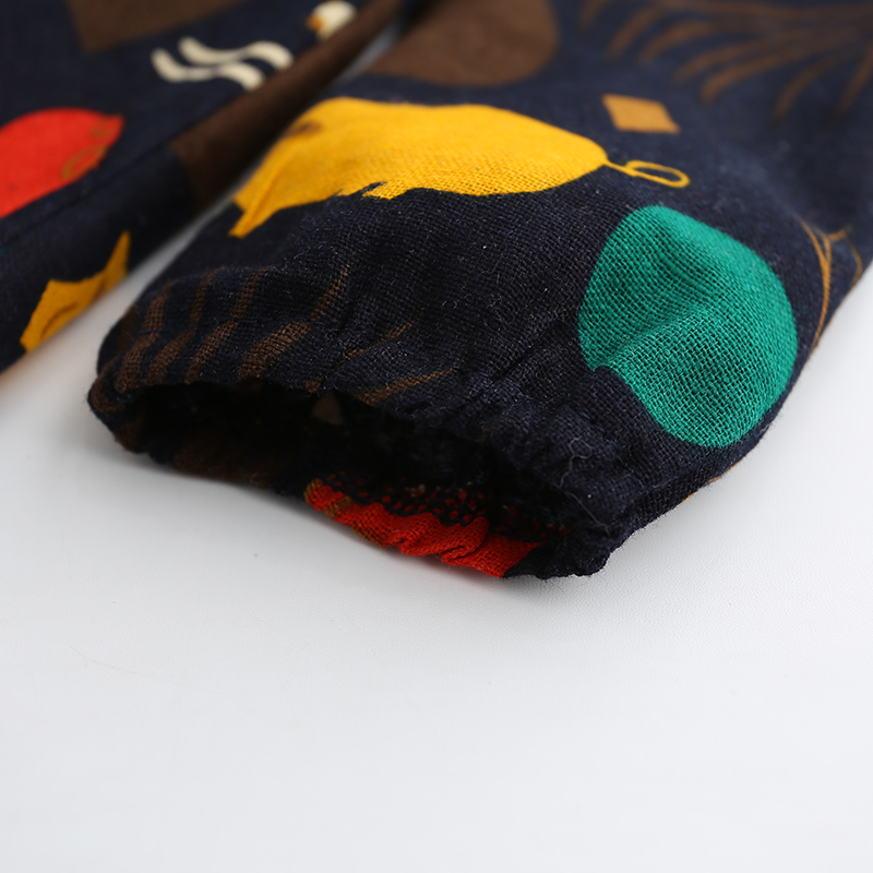 värviline tüdrukute kleidi varrukas mustal taustal