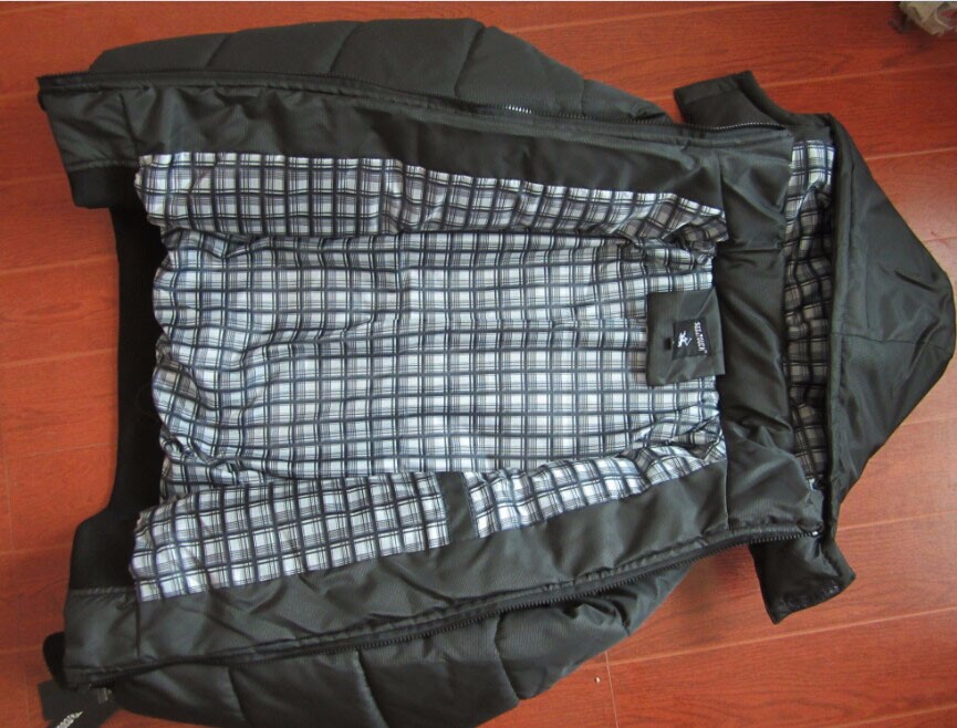 avatud must jopp ruudulise voodriga, asetatud puidust põrandale