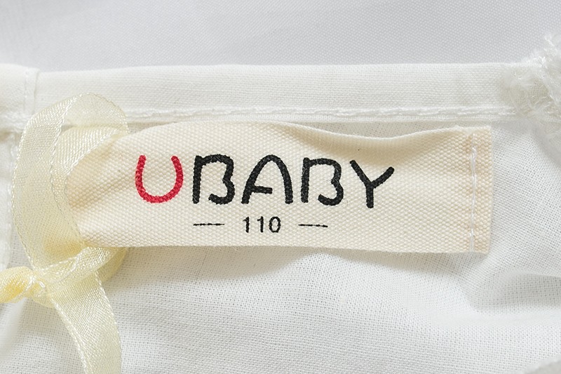 valge kleidi silt, millel on kiri 'UBABY 110'