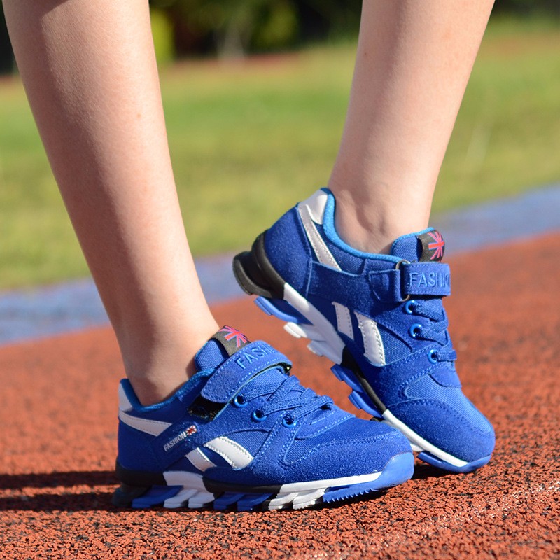 sinised laste jooksutossud valgete triipudega, jalas välitingimustes