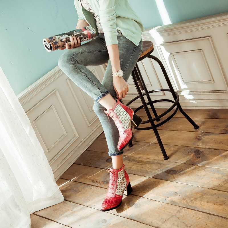 Omapärased saapad ussimustriga | kujundav pilt e-kaubamaja pildikogust