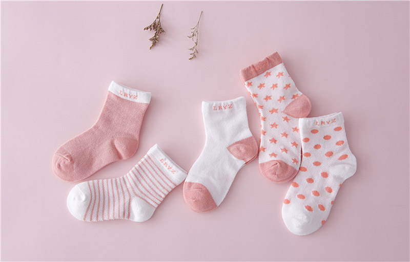 viis paari roosasid ja valgeid puuvillaseid laste sokke erinevate mustritega