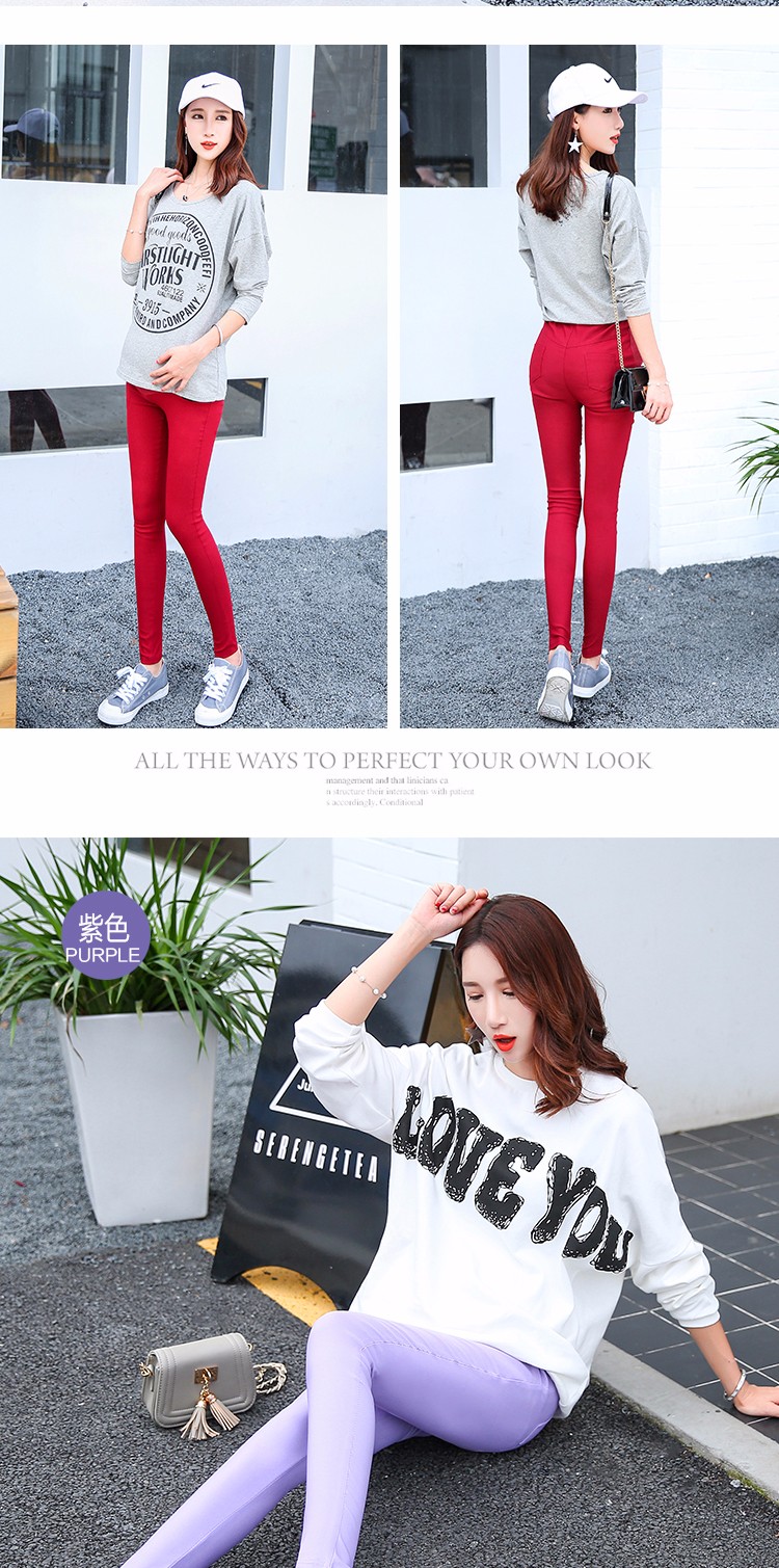 naine kannab punaseid ja lillakaid rasedate pükse, halli ja valget särki