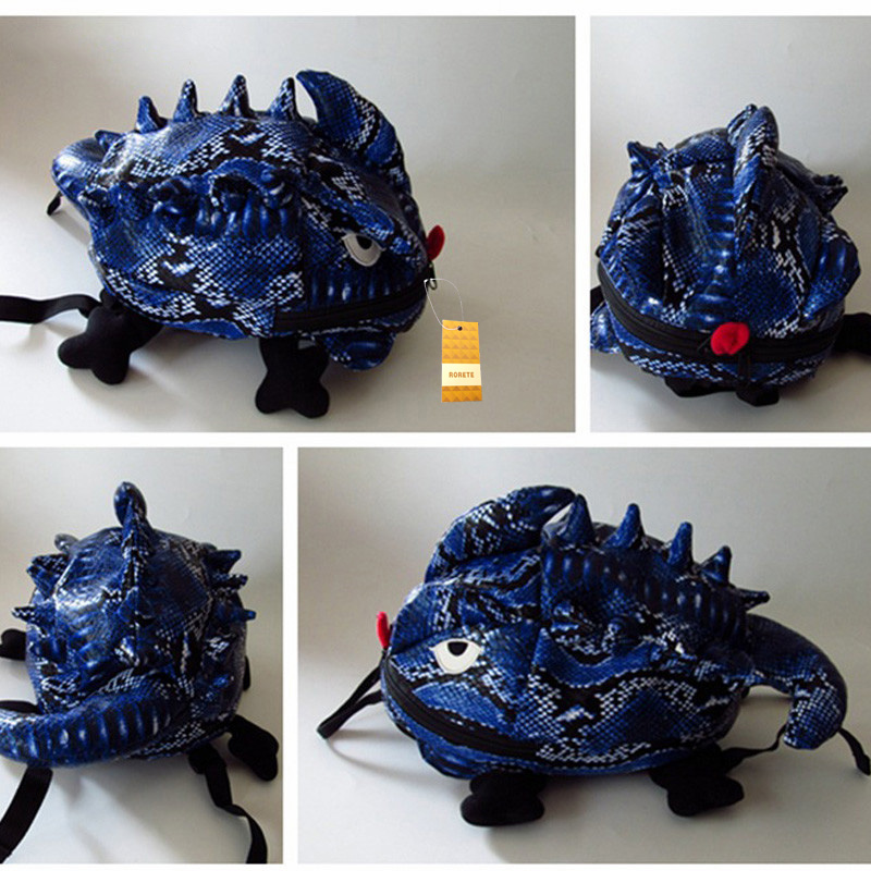 sinine maomustriga seljakott, millel on looma kuju ja mustad jalad