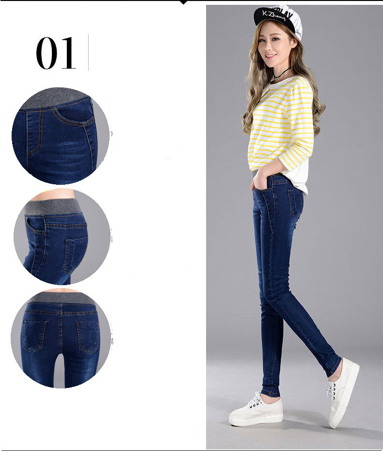 naine kannab tumesiniseid stretš teksaseid ja triibulist särki