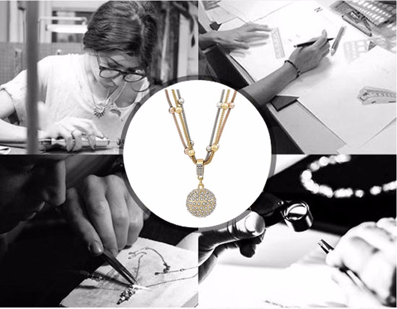 kolmerealine kaelakee ripatsiga, mis on valmistatud metallist ja kaunistatud kivikestega