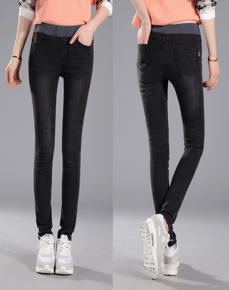 naine kannab musti stretš teksaseid ja valgeid tosse