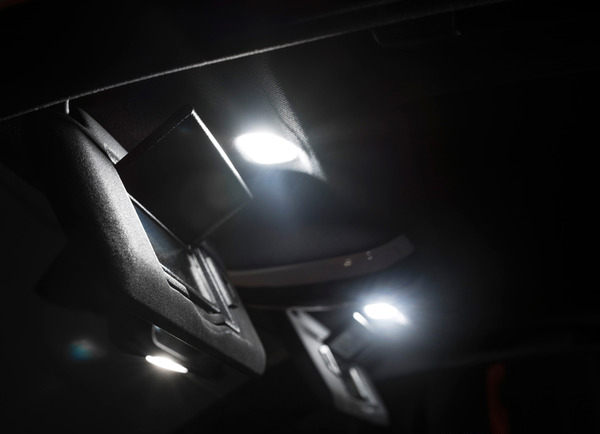 auto salongi laevalgustid, mis koosnevad mitmest eredast LED-pirnist