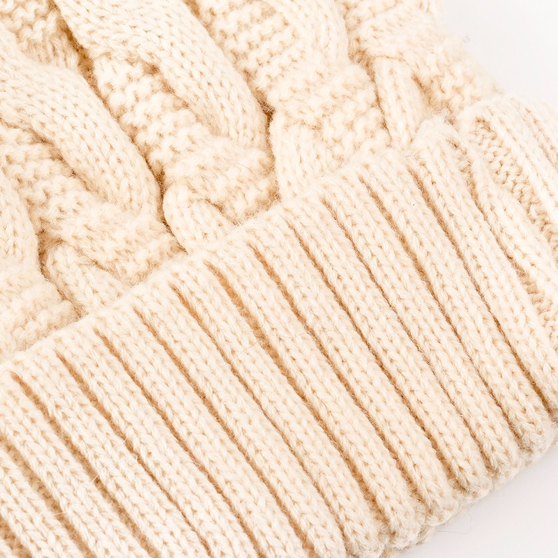 kreemikas kootud tuttmüts paksu soonikkoes äärega