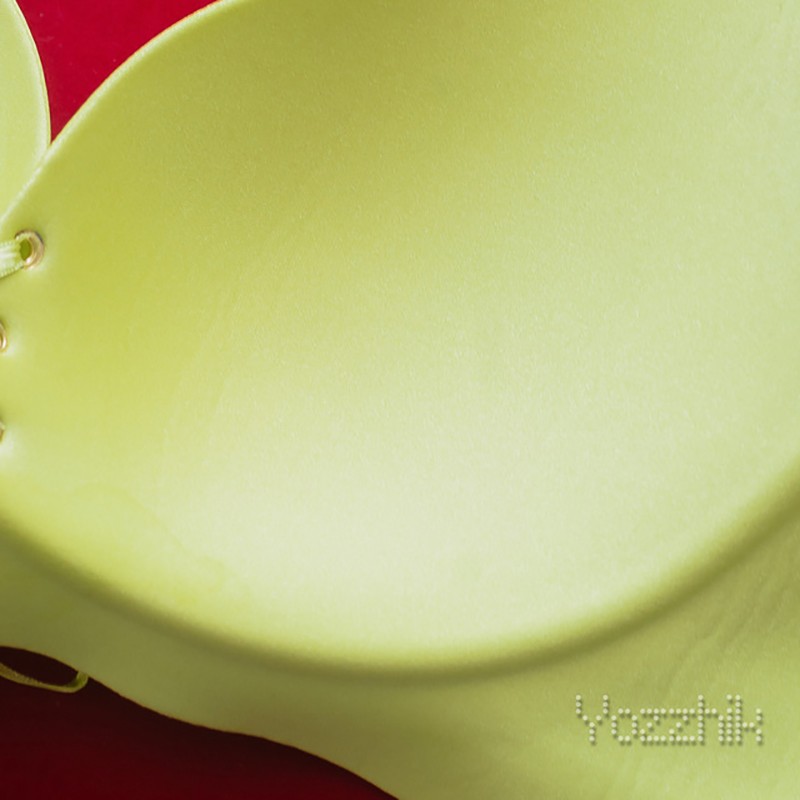 kollane õmblusteta push-up rinnahoidja punasel taustal