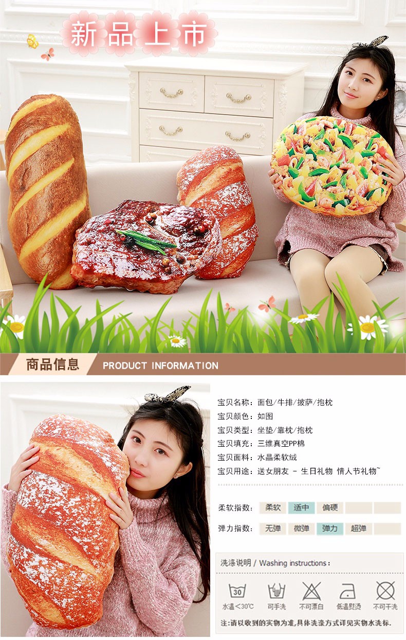 naine istub diivanil suurte toidukujuliste patjadega, sealhulgas leiva ja pitsa kujulised padjad