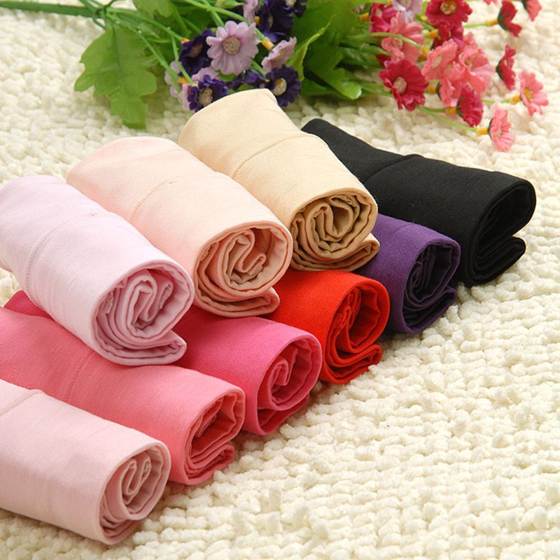 erinevat värvi bambuskangast püksikud rullituna vaibal