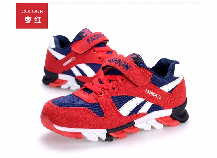 punased ja sinised laste tossud valgete triipudega