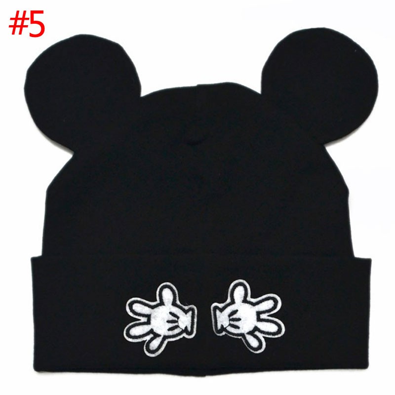 must laste müts ümarate kõrvade ja valgete kinnaste kujutisega