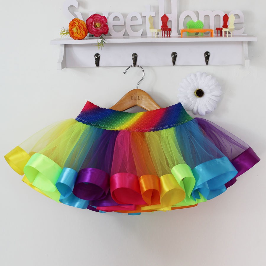 vikerkaare värviline kohev tüdrukute seelik, millel on mitmevärviline tüll ja elastne vöökoht