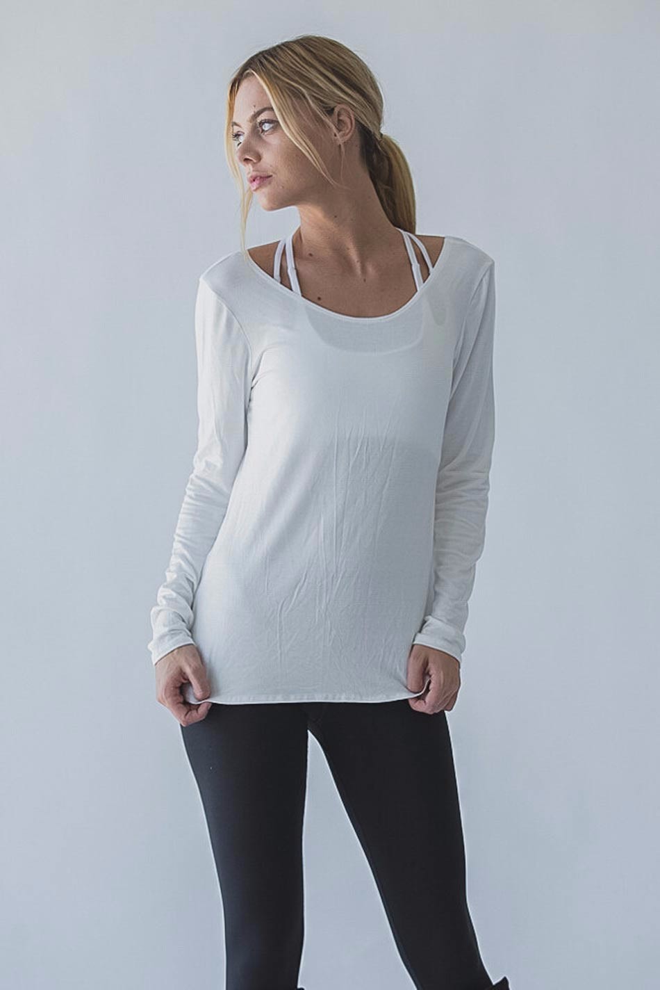 naine kannab valget pikkade varrukatega särki ja musti retuuse