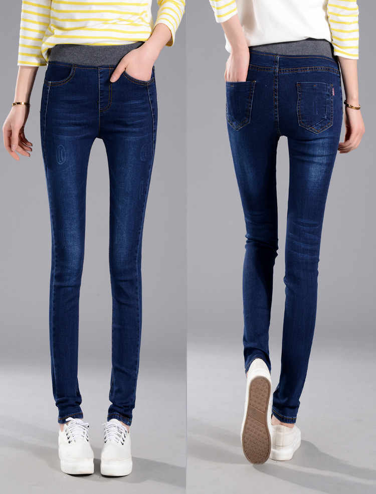 naine kannab tumesiniseid stretš teksaseid, millel on elastne vöökoht