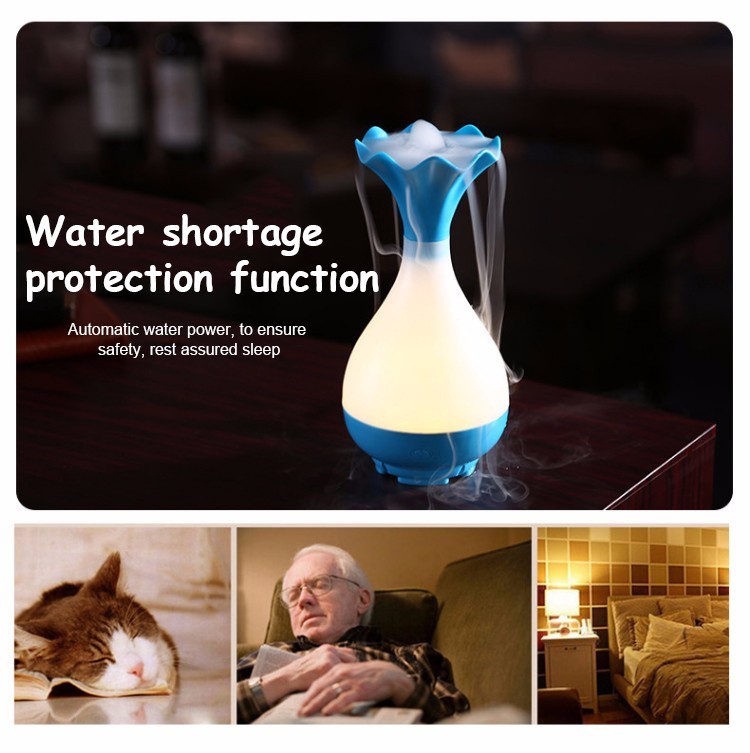 vaasikujuline sinise ja valge tooniga öövalgustiga õhuniisutaja, mis eraldab auru