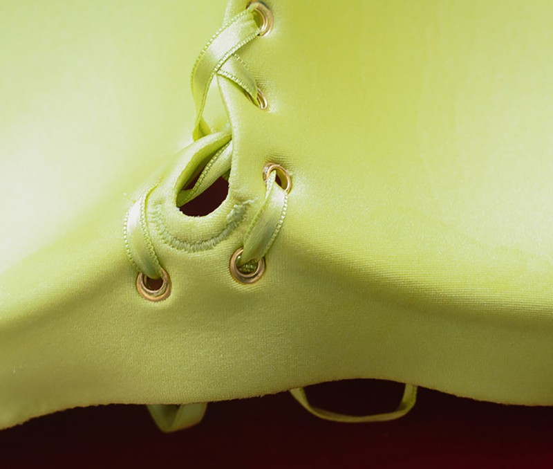 lähedalt vaade heledast kangast õmblusteta rinnahoidja detailile