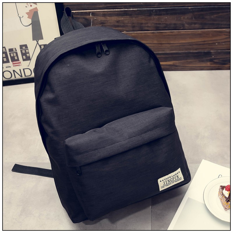 tume seljakott purjeriidest, millel on ees lukuga tasku