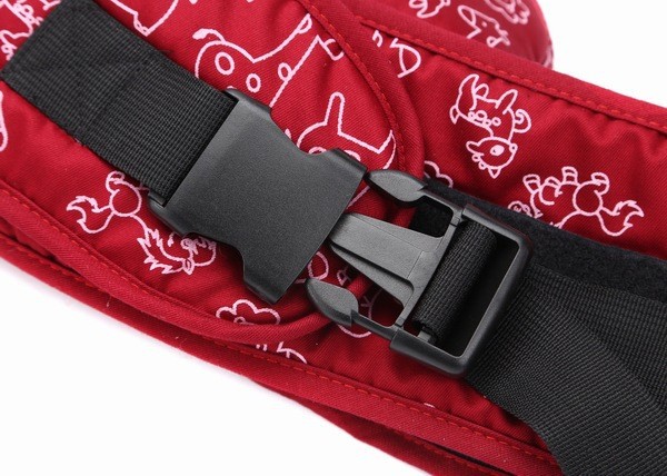 punane beebi kõhukott musta rihmaga ja valgete loomamustritega