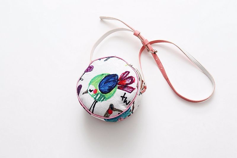 värvilise linnumustriga ümmargune kott roosa rihmaga