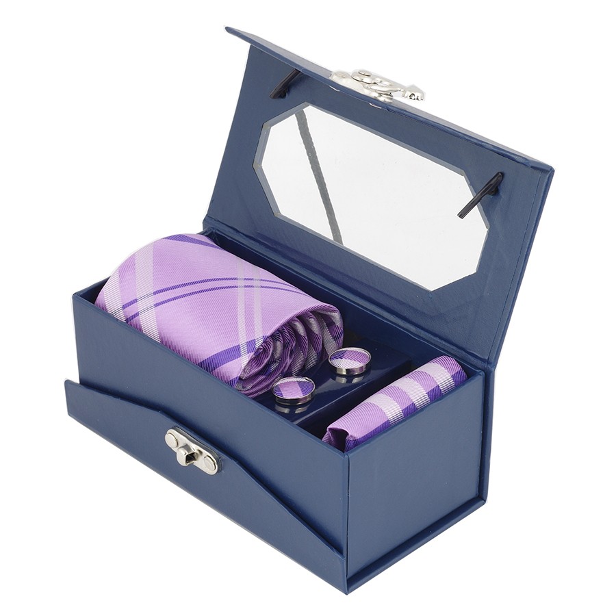 lilla siidist lips ja mansetinööbid sinises kinkekarbis