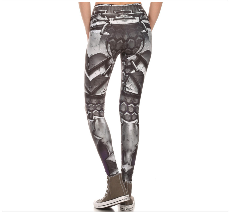 naine kannab mustvalgeid 3D Star Wars prindiga retuuse