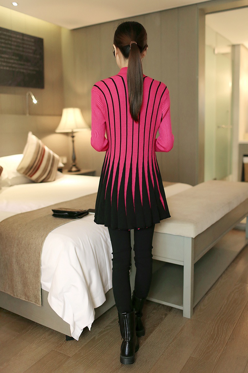 naine seljaga kaamera poole, seljas roosa ja musta triibuline kardigan