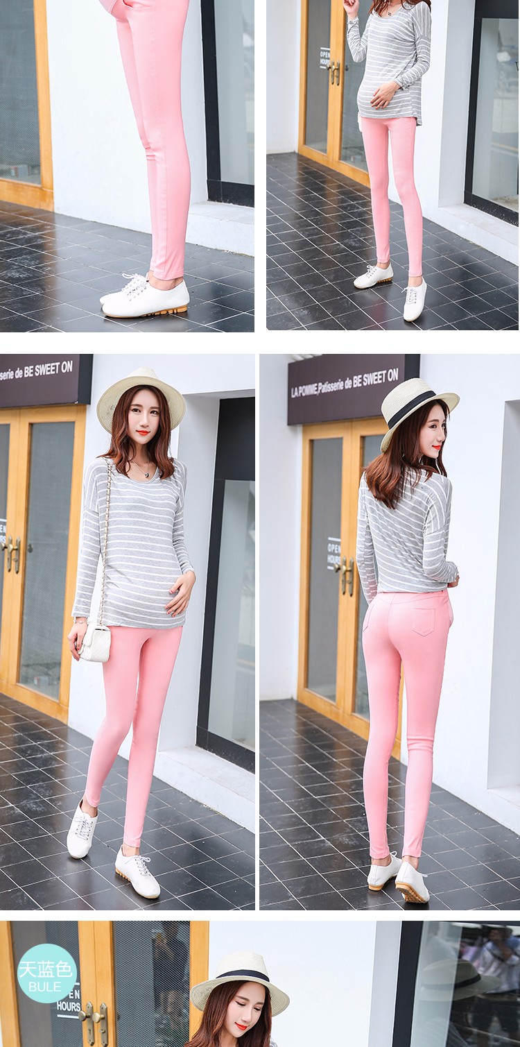 naine kannab roosasid rasedate pükse ja halli triibulist pluusi