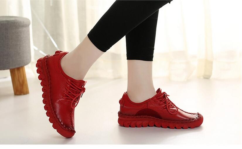 Mustast või punasest ehtsast nahast tossud | kujundav pilt e-kaubamaja pildikogust