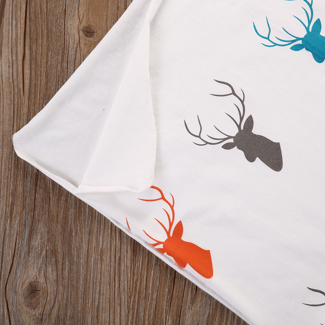 valge puuvillane beebitekk värviliste hirvekujunditega