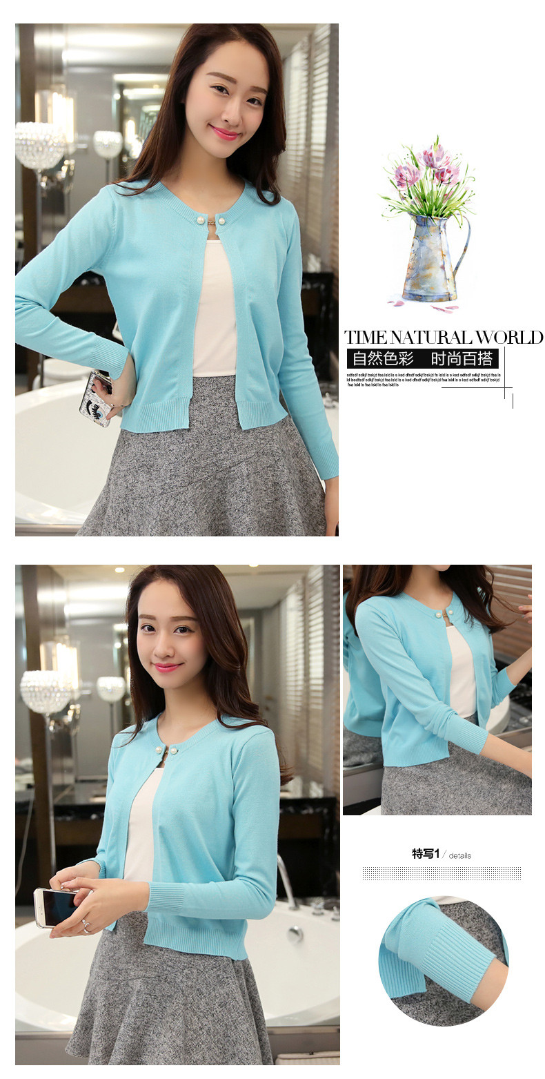 naine kannab helesinist kardigani ja halli seelikut