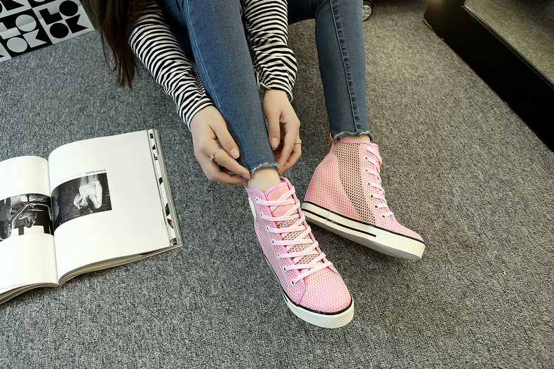 roosad platvorm tallaga kõrged tossud naise jalas