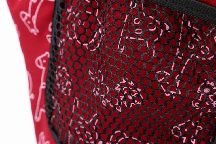 punane beebikandmiskott musta võrguga ja valgete mustritega