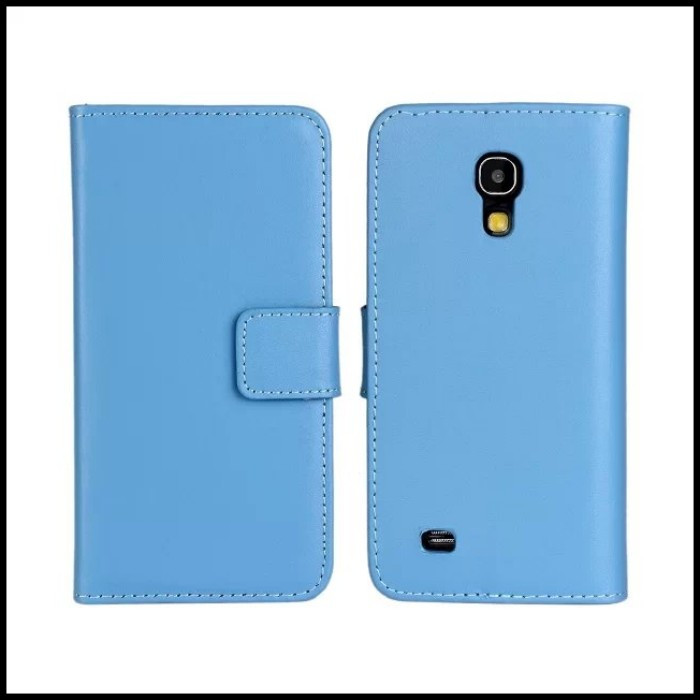 helesinised telefoni kaaned, mis katavad telefoni esi- ja tagakülge