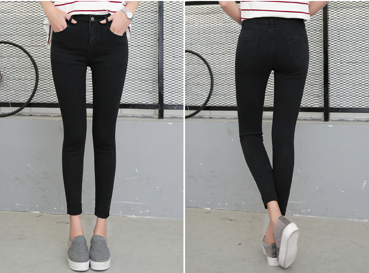 naine kannab musti kitsaid teksaseid, mis ulatuvad pahkluuni