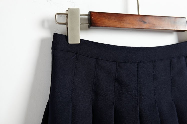 tume miniseelik puidust riidepuul