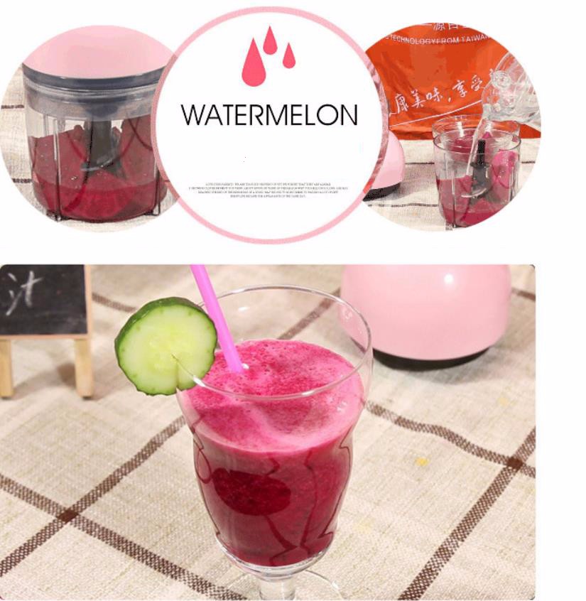 väike roosa blender koos värske smuutiga klaasis