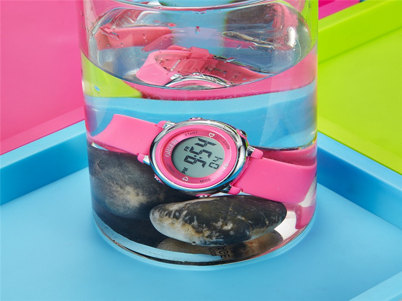 roosa digitaalne käekell vees kivide peal