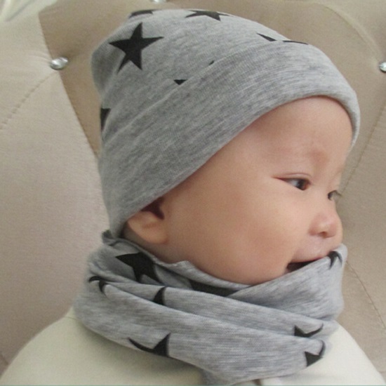 beebi kannab halli mütsi ja salli mustade tähtedega