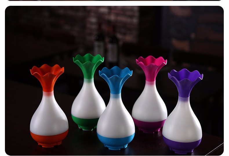 värvilised vaasikujulised õhuniisutajad pimedas ruumis