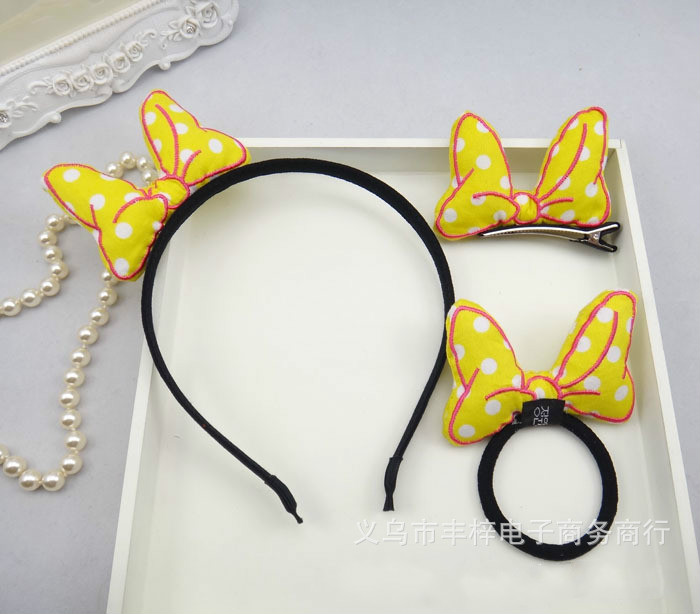 kollane täpiline lipsuga peavõru, juuksekumm ja juukselõks