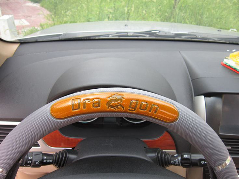 hall roolikate oranži draakoni disainiga auto roolil