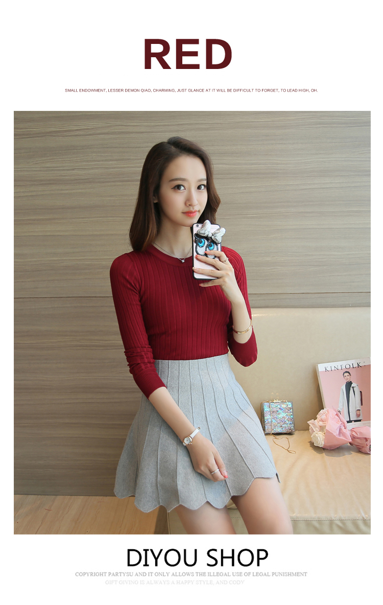 naine kannab punast triibulise koega sviitrit ja halli seelikut