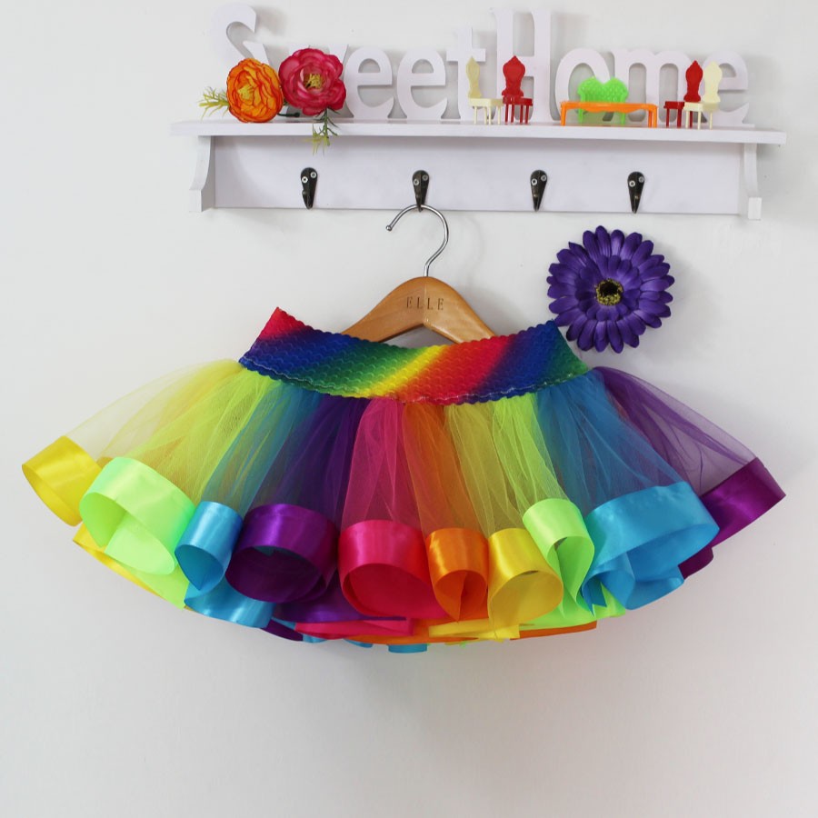 vikerkaare värviline kohev tüdrukute seelik, millel on mitmevärvilised tüllikihid