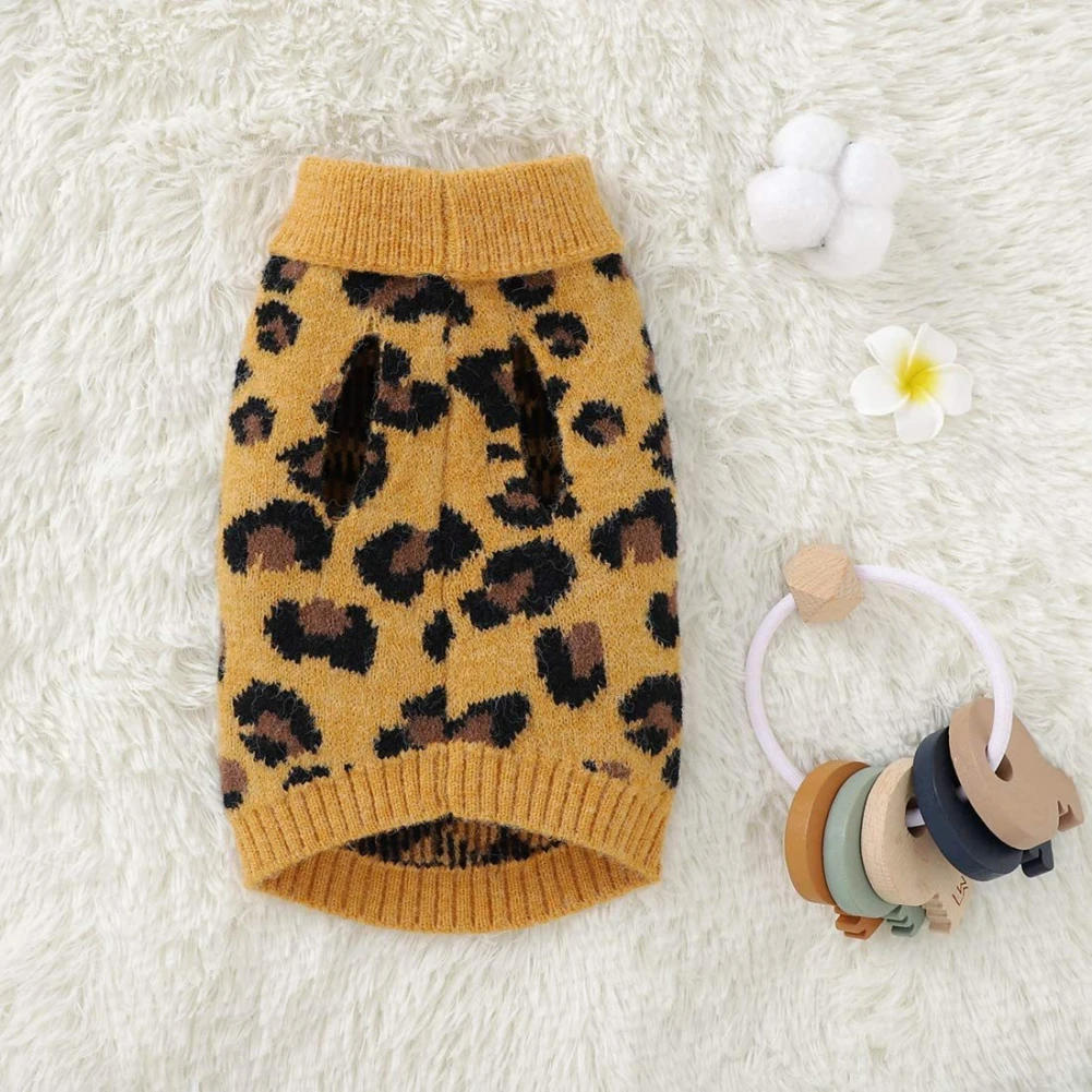 Una prenda estilo estampado de leopardo, que aparenta ser un pantalón corto o una falda, con un fondo amarillo y manchas negras. Tiene una cintura acanalada y parece estar diseñada para un niño o un adulto pequeño.