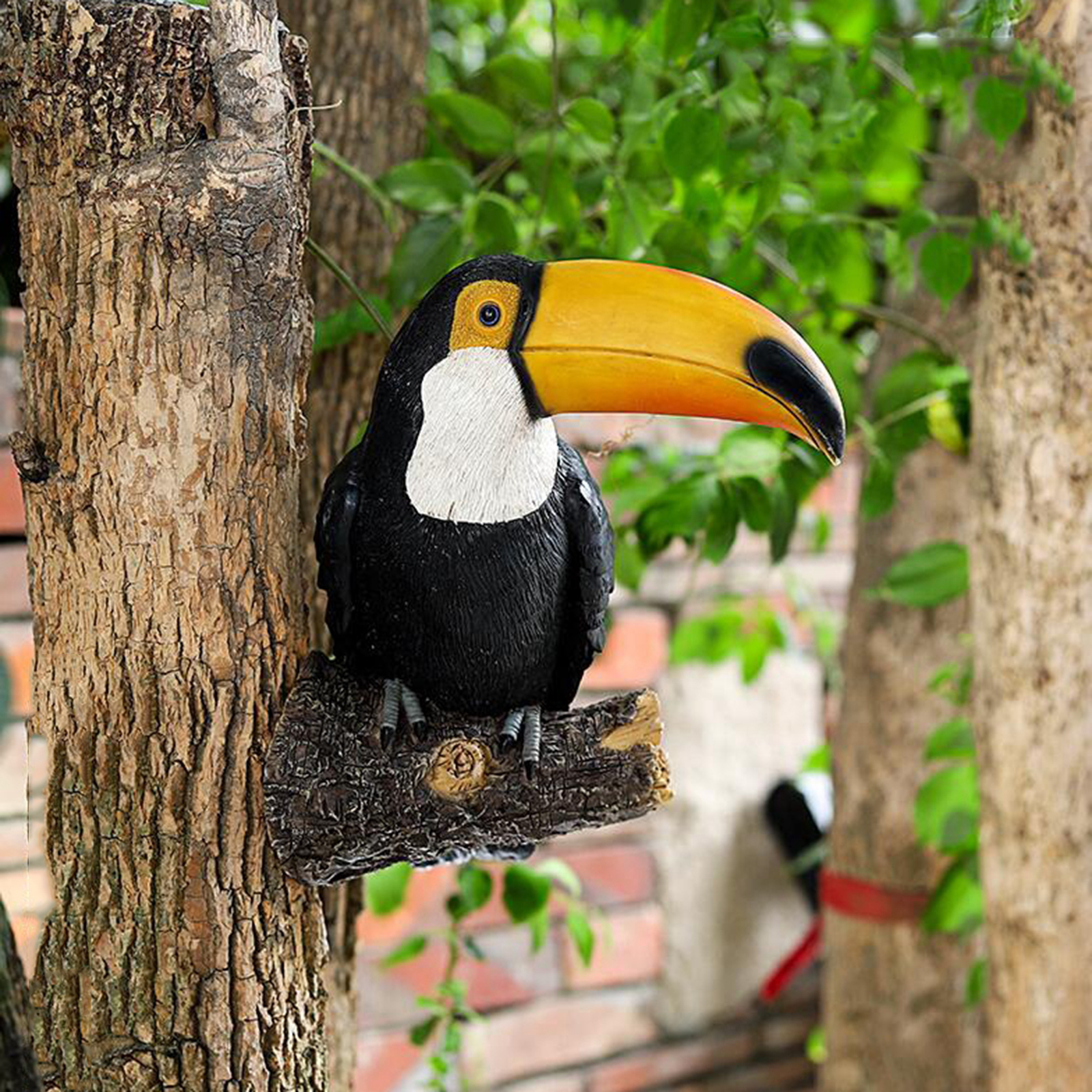 Funny Resin Toucan Tree Hugger Garden Statue Tropical Bird Sculpture for Outdoor Patio Yard Lawn