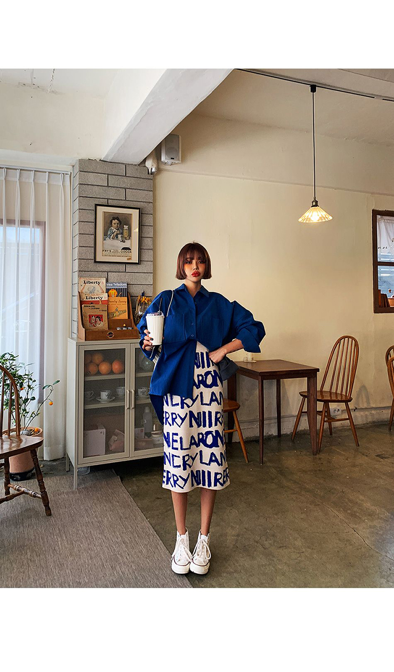 manga comprida, blusa de botão, branca e solta, Klein Blue, outono