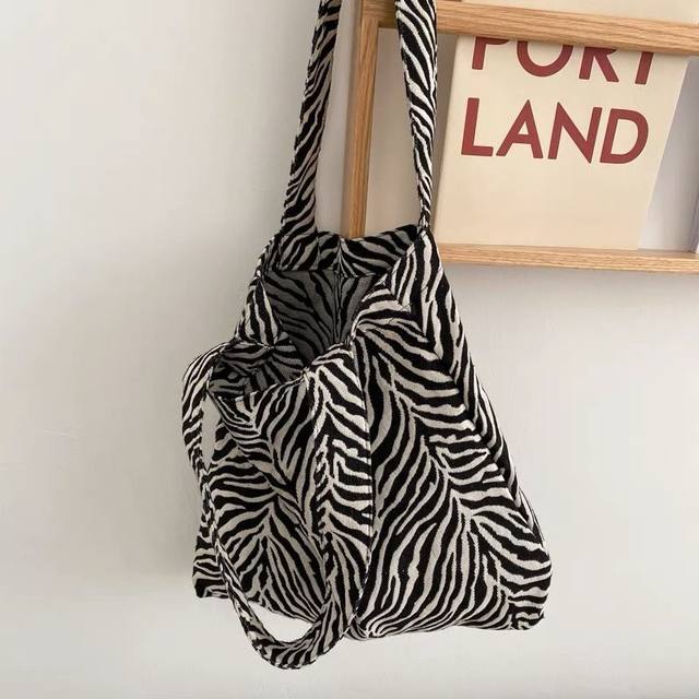 【直営・関税送料込】Zebra bag charm in r Zebra Bag Charm - Black/White - Wallets - & Other Stories